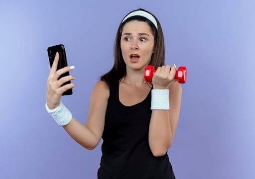 femme avec portable et poids