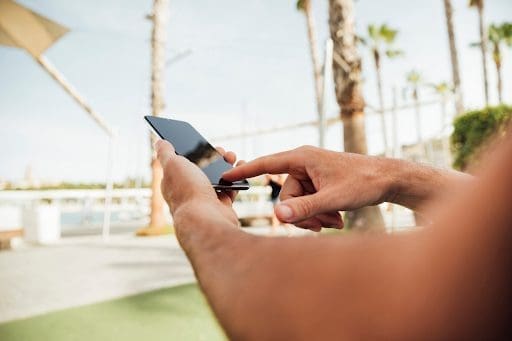 mobile dans les mains