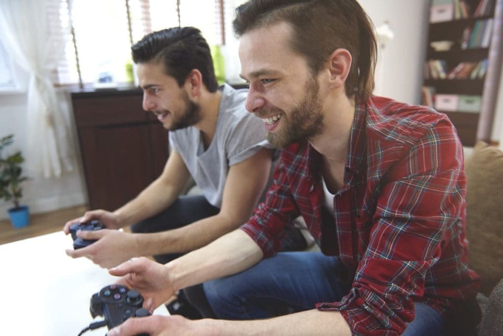 hommes jouent playstation