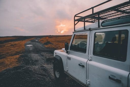 wrangler blanc avec galerie de toit en acier noir sur route grise