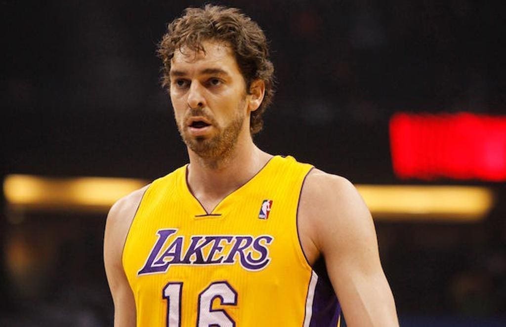 découvrez la carrière impressionnante de pau gasol, un joueur emblématique du basketball espagnol. de ses débuts prometteurs en europe à son succès en nba, explorez les moments clés, les récompenses et l'impact de ce sportif sur le monde du basket.
