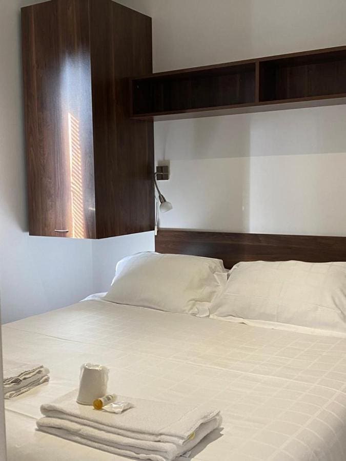 découvrez l'univers enchanteur de la chambre de mariana, un espace cosy et apaisant où chaque détail est pensé pour votre bien-être. plongez dans une ambiance reposante et intime, idéale pour des nuits de rêve.