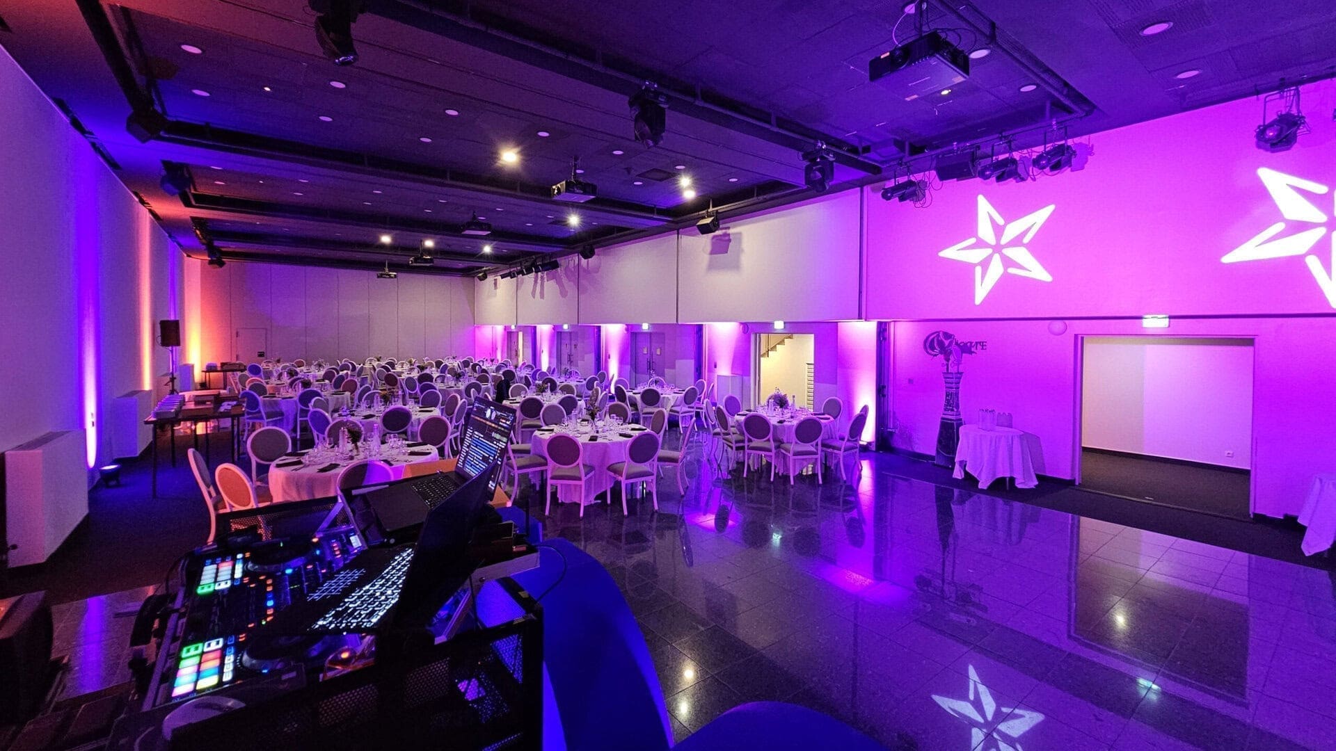 découvrez comment choisir la salle idéale pour votre événement ! que ce soit pour un mariage, un séminaire ou une fête, nous vous guidons avec des conseils pratiques pour sélectionner l'espace qui répondra parfaitement à vos besoins et à ceux de vos invités.