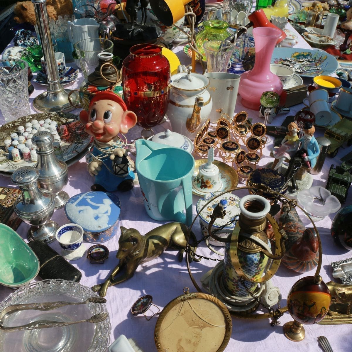découvrez les différences essentielles entre la brocante et le vide-grenier. apprenez à distinguer ces deux événements de vente de biens d'occasion, leurs objectifs, leur organisation et ce que chacun peut apporter aux chineurs et aux vendeurs.