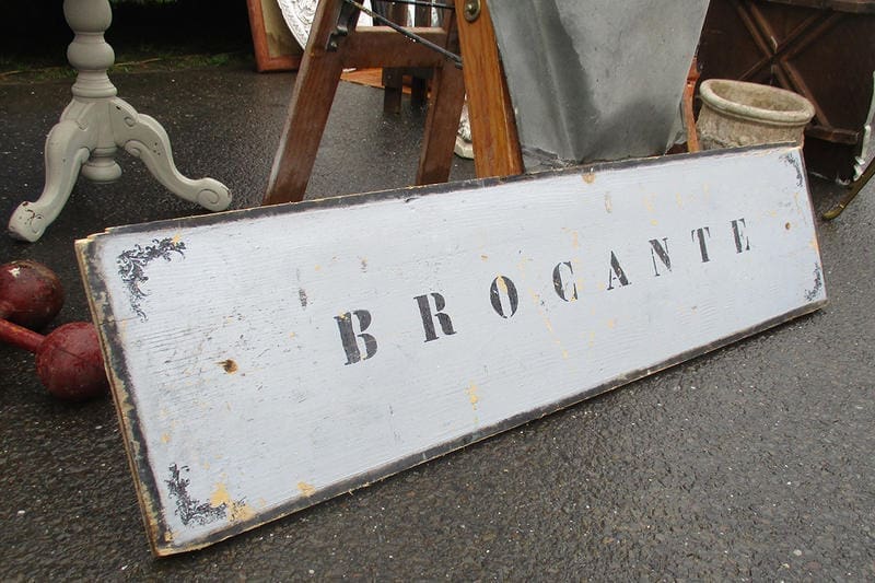 découvrez les différences clé entre une brocante et un vide-grenier : caractéristiques, ambiance, et types d'objets à vendre. apprenez à mieux choisir votre prochaine sortie de chine avec notre guide complet sur ces deux événements populaires en france.