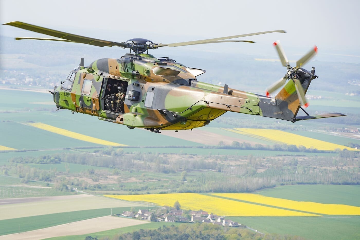 découvrez le nh90 caïman, un hélicoptère polyvalent de pointe conçu pour des missions militaires et civiles. alliant technologie avancée et performances exceptionnelles, il est idéal pour le transport, la reconnaissance et les opérations de sauvetage.
