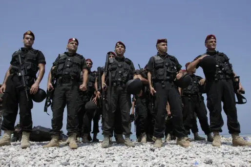découvrez les secrets des navy seals, ces héros d'élite de la marine américaine. plongez dans leur entraînement rigoureux, leurs stratégies de survie et les leçons de leadership qui font d'eux des combattants d'exception. un aperçu fascinant de la psychologie et des compétences qui les distinguent dans des missions périlleuses.