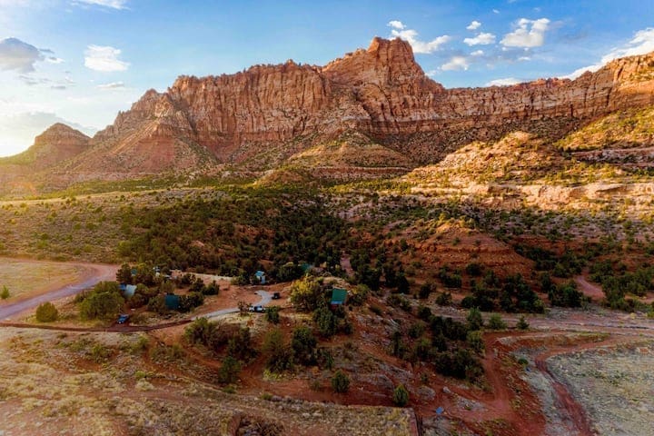 découvrez zion, un trésor naturel de l'utah, célèbre pour ses paysages à couper le souffle, ses formations rocheuses majestueuses et sa faune diversifiée. partez à l'aventure à travers ses sentiers emblématiques et vivez des expériences inoubliables au cœur de cette magnifique réserve naturelle.