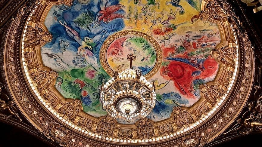 découvrez le fascinant univers de l'opéra garnier à travers une expérience vr immersive célébrant ses 150 ans. plongez dans l'histoire, l'architecture et la magie d'un monument emblématique de la culture française, avec des détails et des récits captivants.