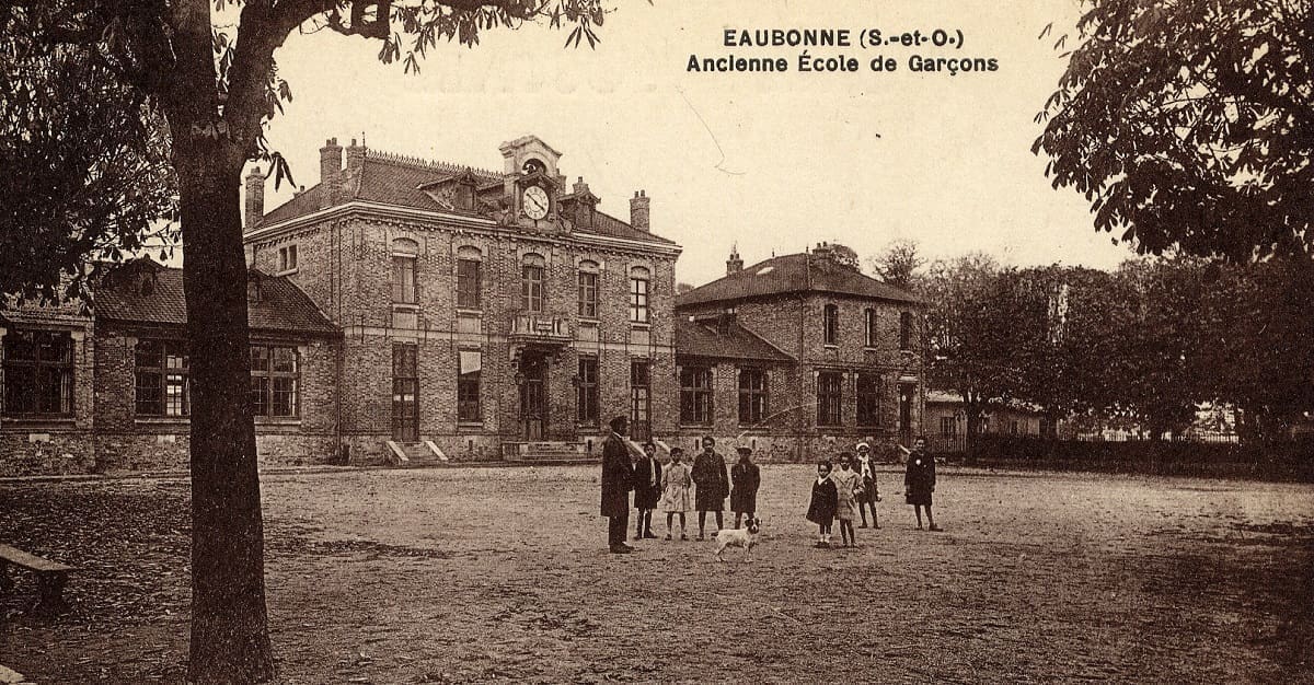 découvrez l'histoire fascinante de la ville, ses événements marquants, ses personnages célèbres et son évolution à travers les siècles. plongez dans le passé et explorez les anecdotes qui ont façonné son identité unique.