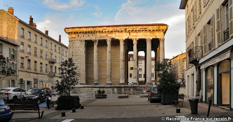 découvrez la majesté de la place de gaulle, symbole d'histoire et de culture, où se mêlent monuments emblématiques et espaces de vie. un lieu incontournable pour les amateurs d'architecture et de promenade.