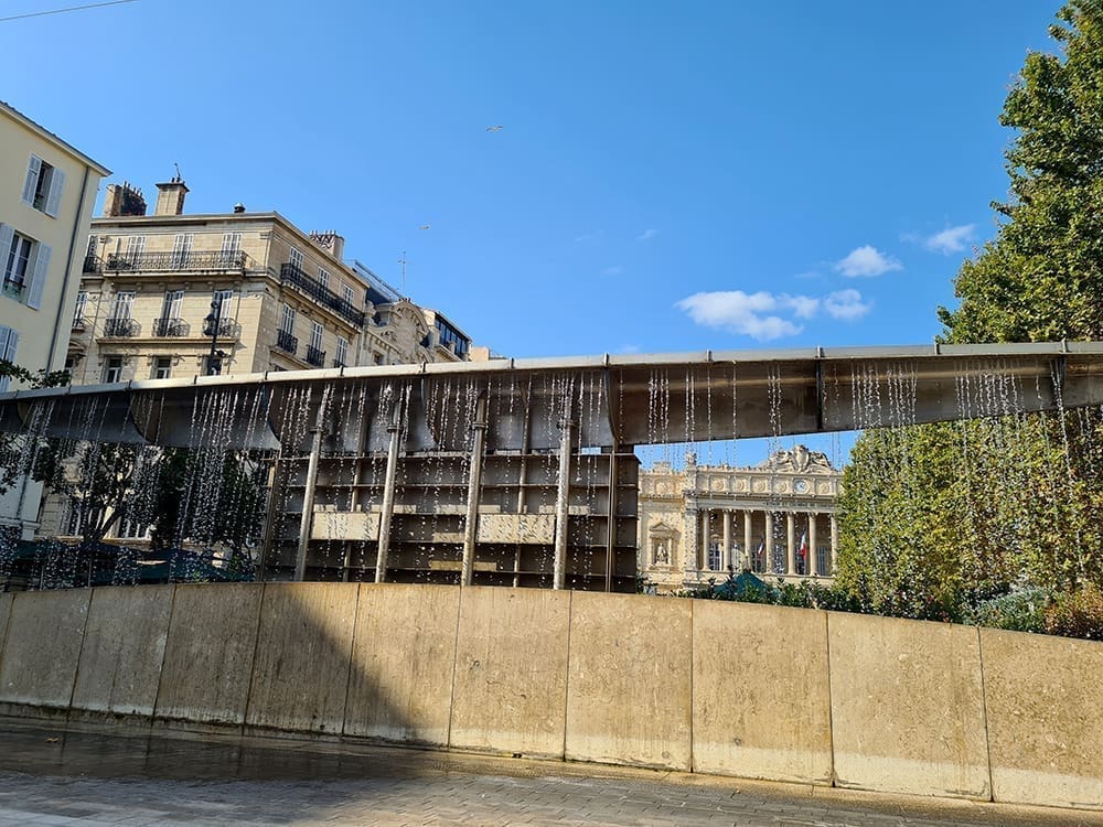 découvrez la majestueuse place de gaulle, un symbole emblématique de paris, où l'histoire et la modernité se rencontrent. admirez les célèbres monuments, flânez dans ses jardins et profitez de l'atmosphère vibrante qui anime ce lieu incontournable.