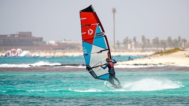 découvrez nos conseils et astuces pour débuter la planche à voile en 2025 : matériel adapté, premiers pas, sécurité et progression pour novices. lancez-vous facilement dans ce sport nautique tendance !