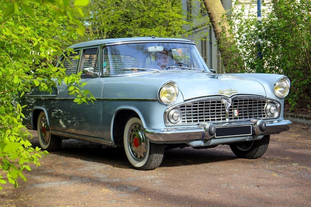 découvrez l'histoire de la simca vedette, une voiture mythique française des années 1950, célèbre pour son design élégant et son moteur v8. infos, photos et caractéristiques techniques.