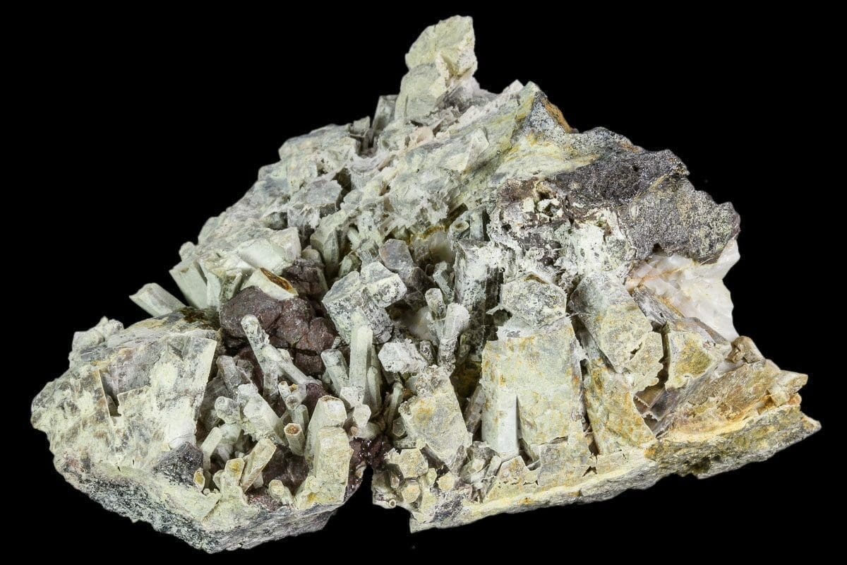 découvrez le néphélin, un minéral silicaté rare utilisé dans l'industrie du verre et de la céramique. obtenez plus d'informations sur ses propriétés, ses utilisations et son importance géologique.