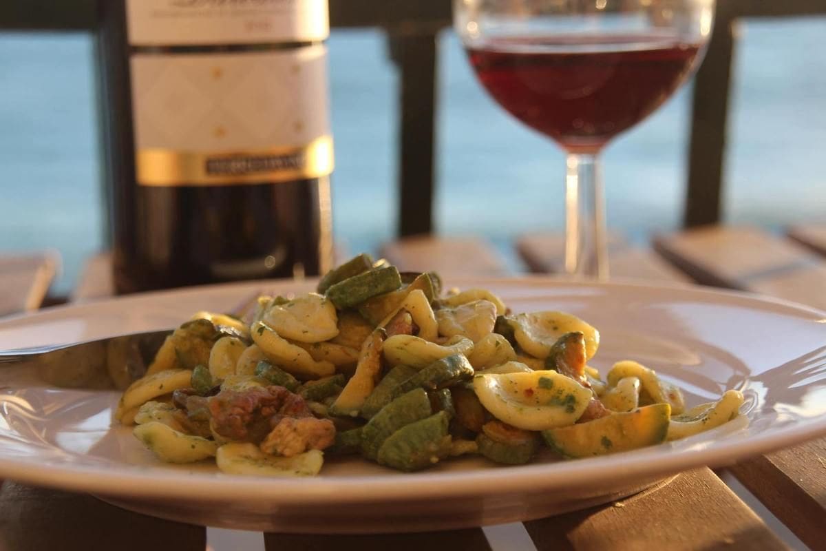 découvrez les trofie liguriennes, des pâtes artisanales originaires de la ligurie en italie, parfaites pour accompagner le pesto ou d'autres sauces traditionnelles. apprenez leur histoire et comment les préparer chez vous.