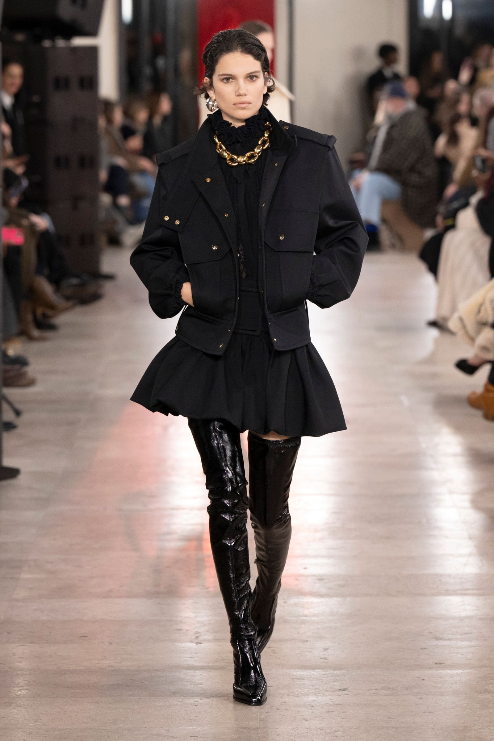 découvrez les bottes chantilly, la tendance mode incontournable de l'automne 2025, alliant élégance et confort pour sublimer vos tenues saisonnières.
