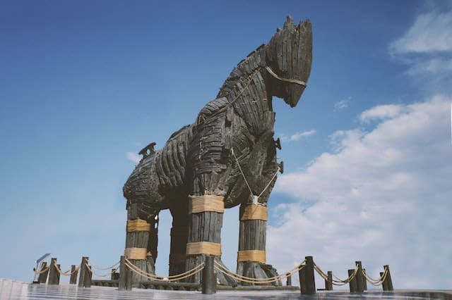 découvrez comment les hackers utilisent des outils de confiance pour dissimuler des chevaux de troie et protéger vos systèmes contre ces menaces furtives.