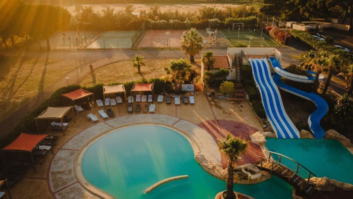 découvrez les meilleures piscines à besançon pour profiter pleinement de l'été 2025. trouvez des espaces aquatiques adaptés à toute la famille pour des moments de fraîcheur et de détente.