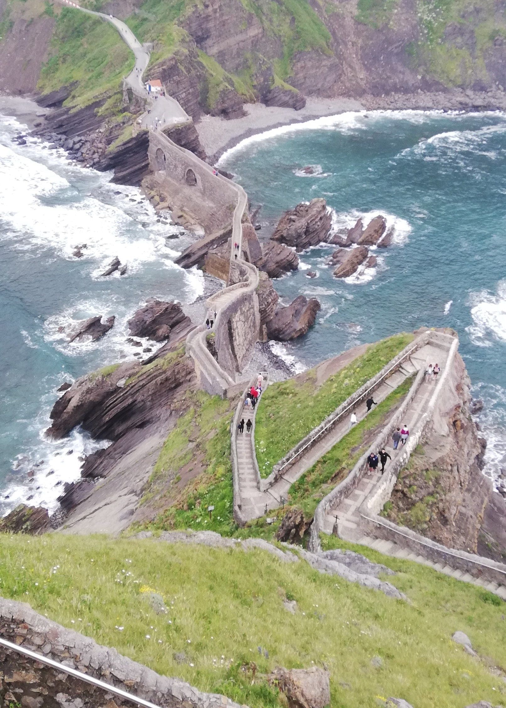 découvrez gaztelugatxe, un trésor basque entre mer et légendes, célèbre pour son ermitage pittoresque et ses panoramas époustouflants.