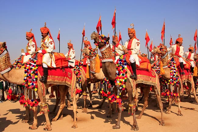 explorez la magie du désert de jaisalmer en 2025 : dunes dorées, culture fascinante et aventures inoubliables vous attendent au cœur du rajasthan.