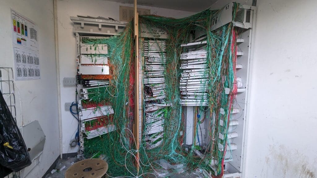 découvrez pourquoi un prestataire sfr a été sanctionné pour entrave au chantier et quelles conséquences cela implique pour les travaux en cours.