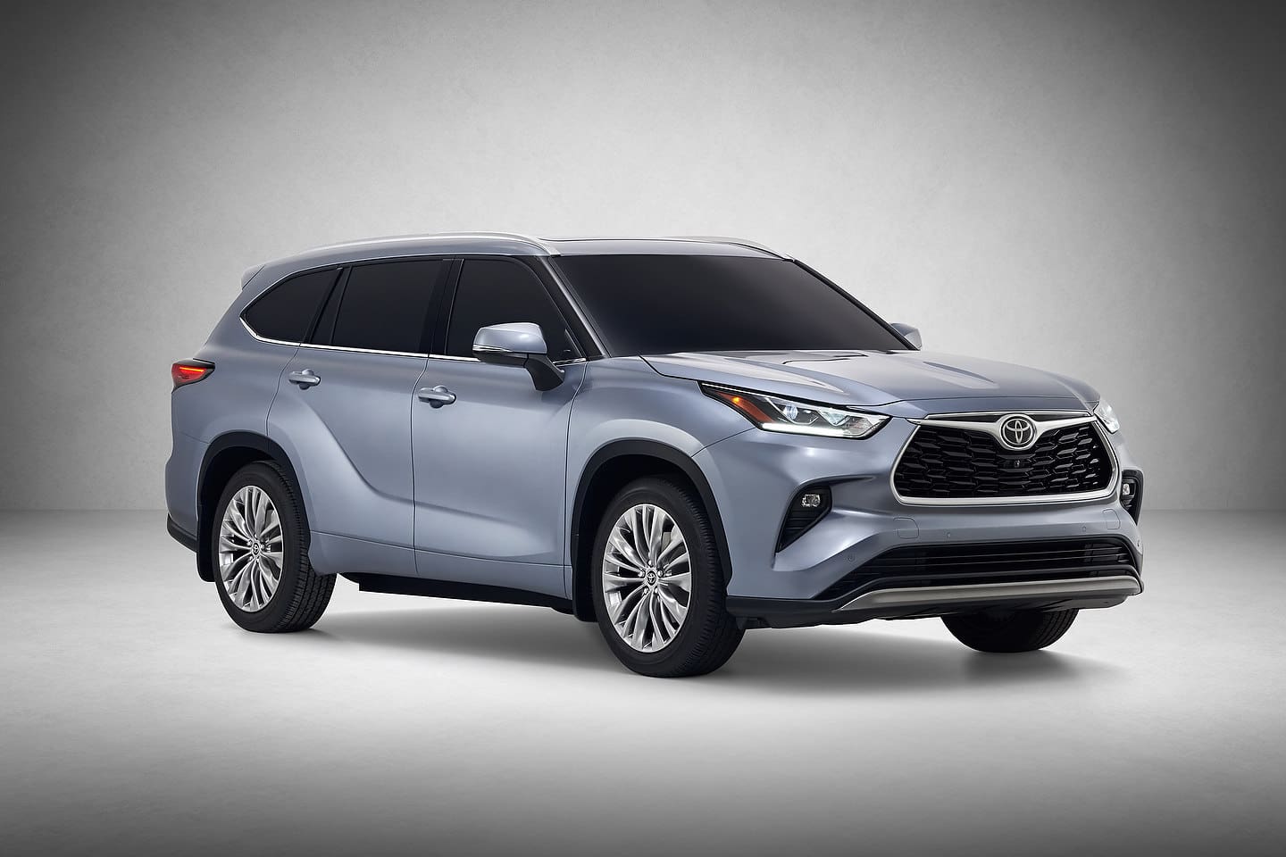 découvrez le toyota highlander 100% électrique, alliant performance, autonomie et design moderne pour une conduite écologique et confortable.