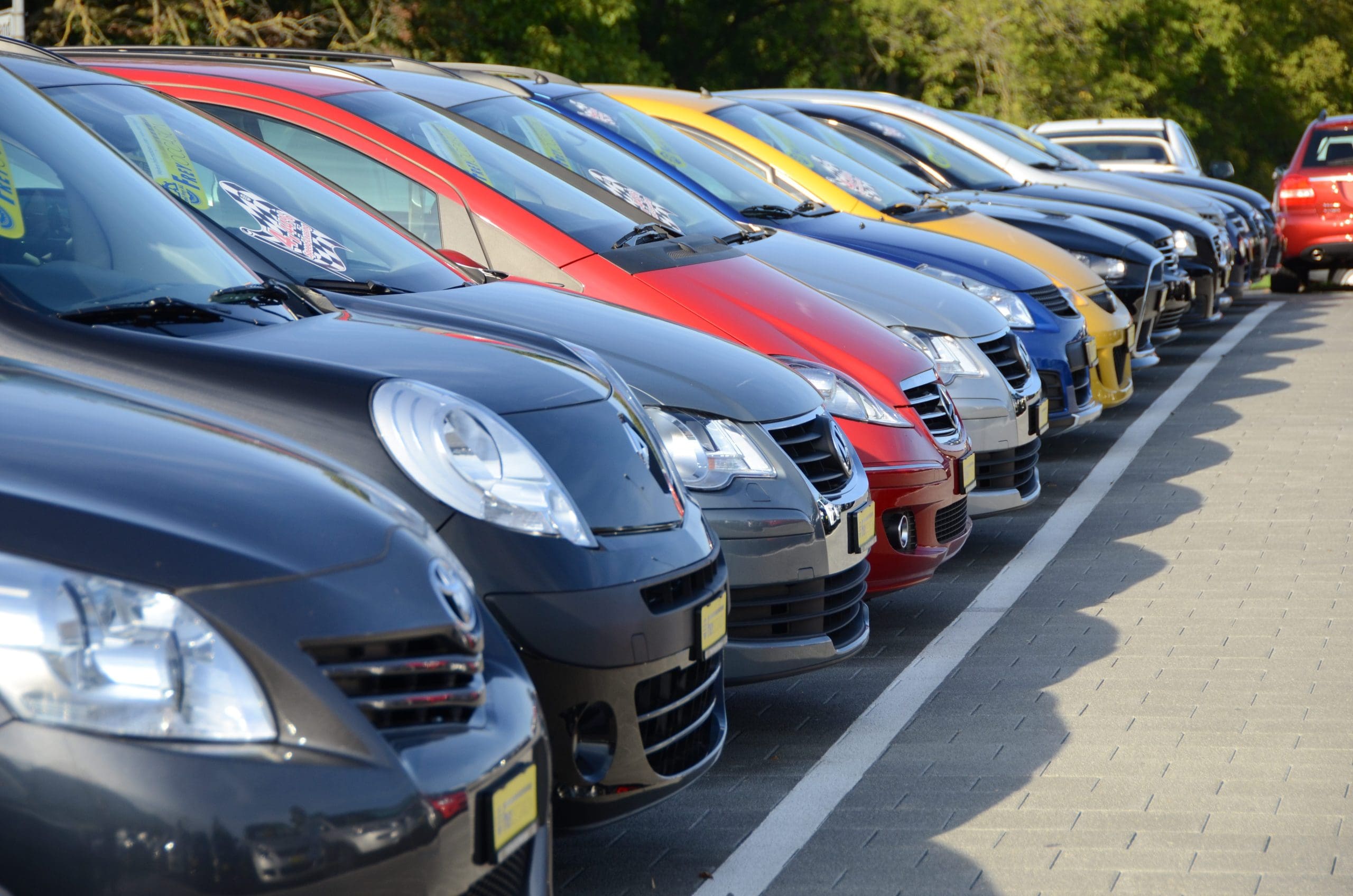 Voitures d'occasion alignées sur un parking de vente automobile