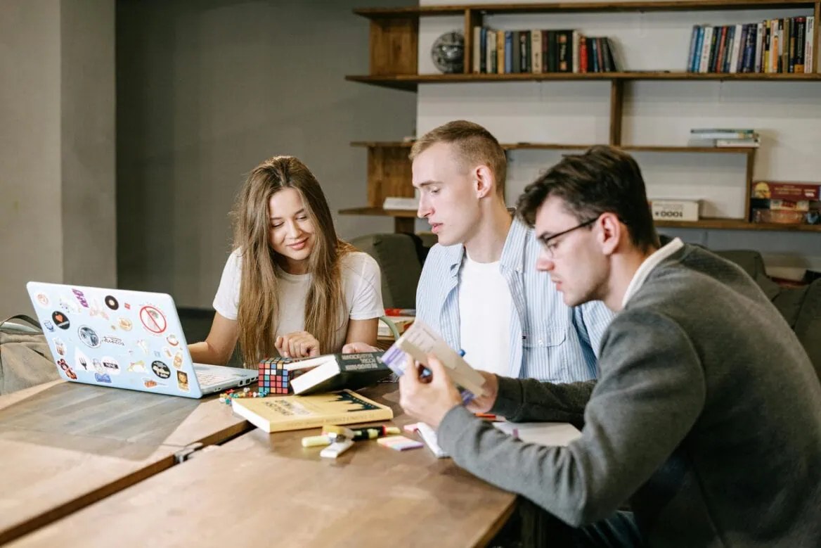 Équipe professionnelle réunie autour d'une direction de projets avec planning et indicateurs