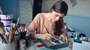 Professionnelle exerçant un métier créatif dans un atelier de création