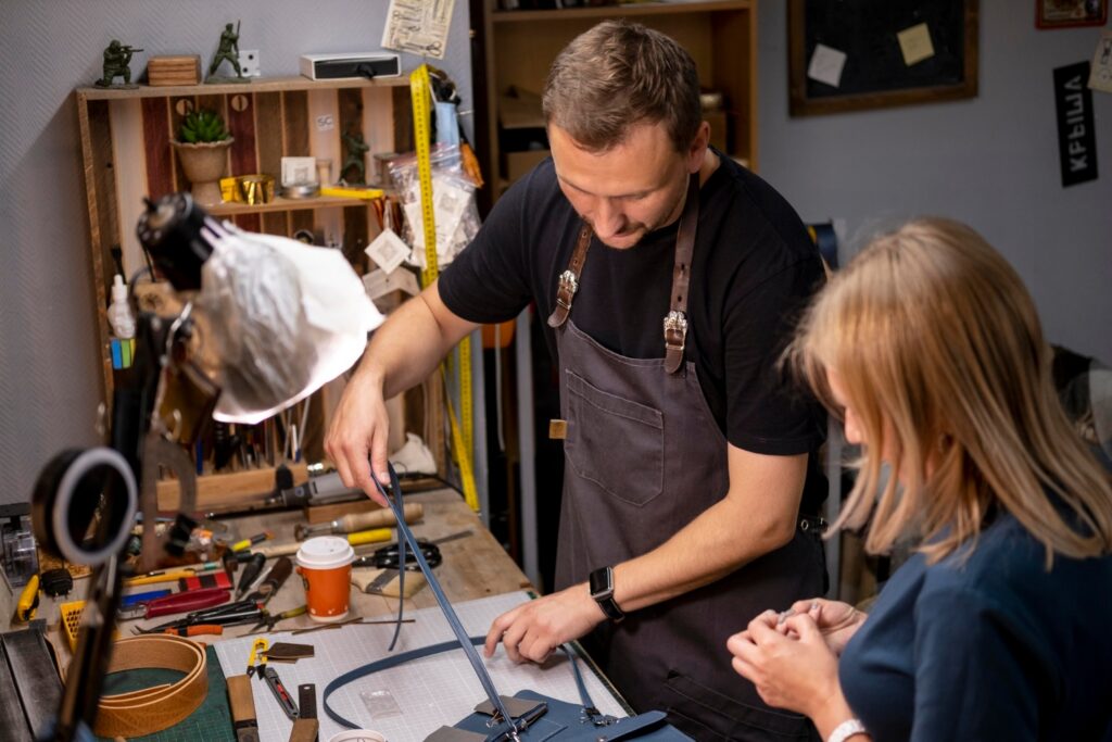 Professionnelle créative travaillant sur un projet artistique dans un atelier
