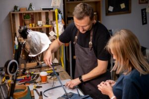 Professionnelle créative travaillant sur un projet artistique dans un atelier