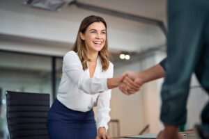 Expert métier échangeant avec une équipe lors d'une réunion de projet