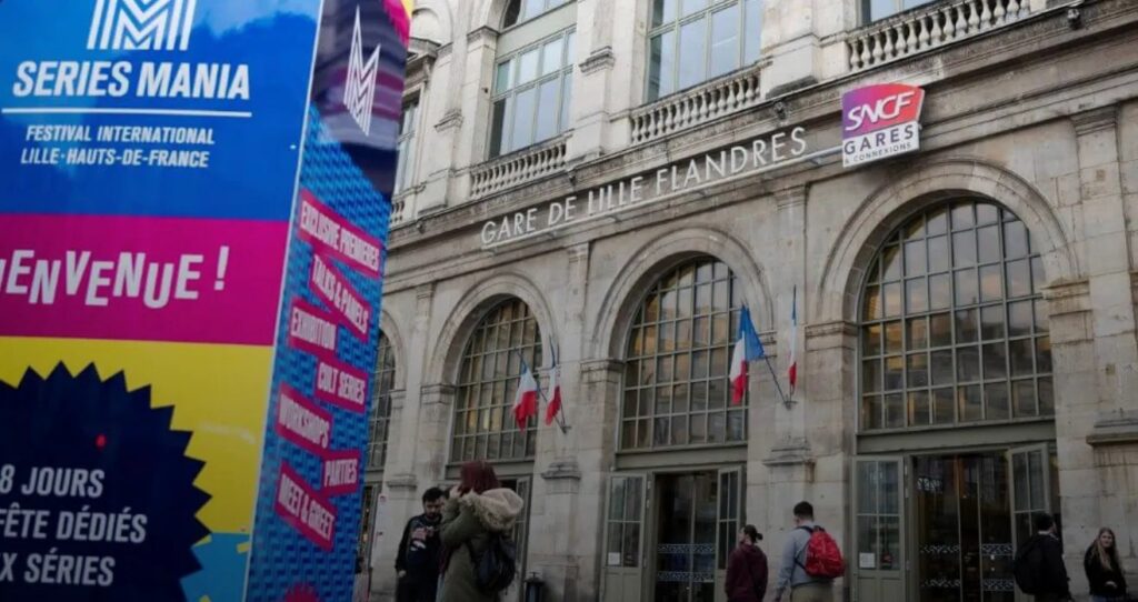 Public et affiches du festival Séries Mania à Lille