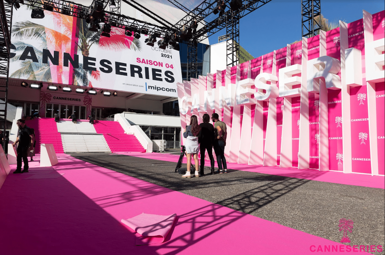 Affiche et ambiance du festival CANNESERIES au Palais des Festivals de Cannes