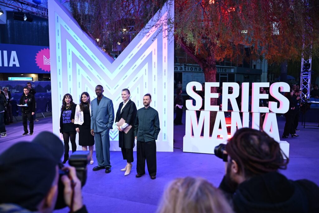 Ambiance du festival Séries Mania à Lille avec affiches et public devant les salles