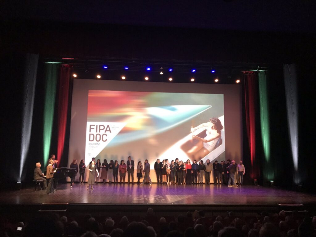 Affiche et salle de projection du festival FIPA à Biarritz