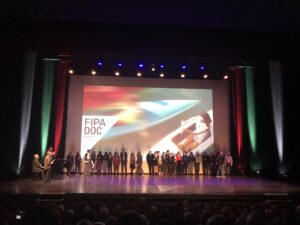 Affiche et salle de projection du festival FIPA à Biarritz