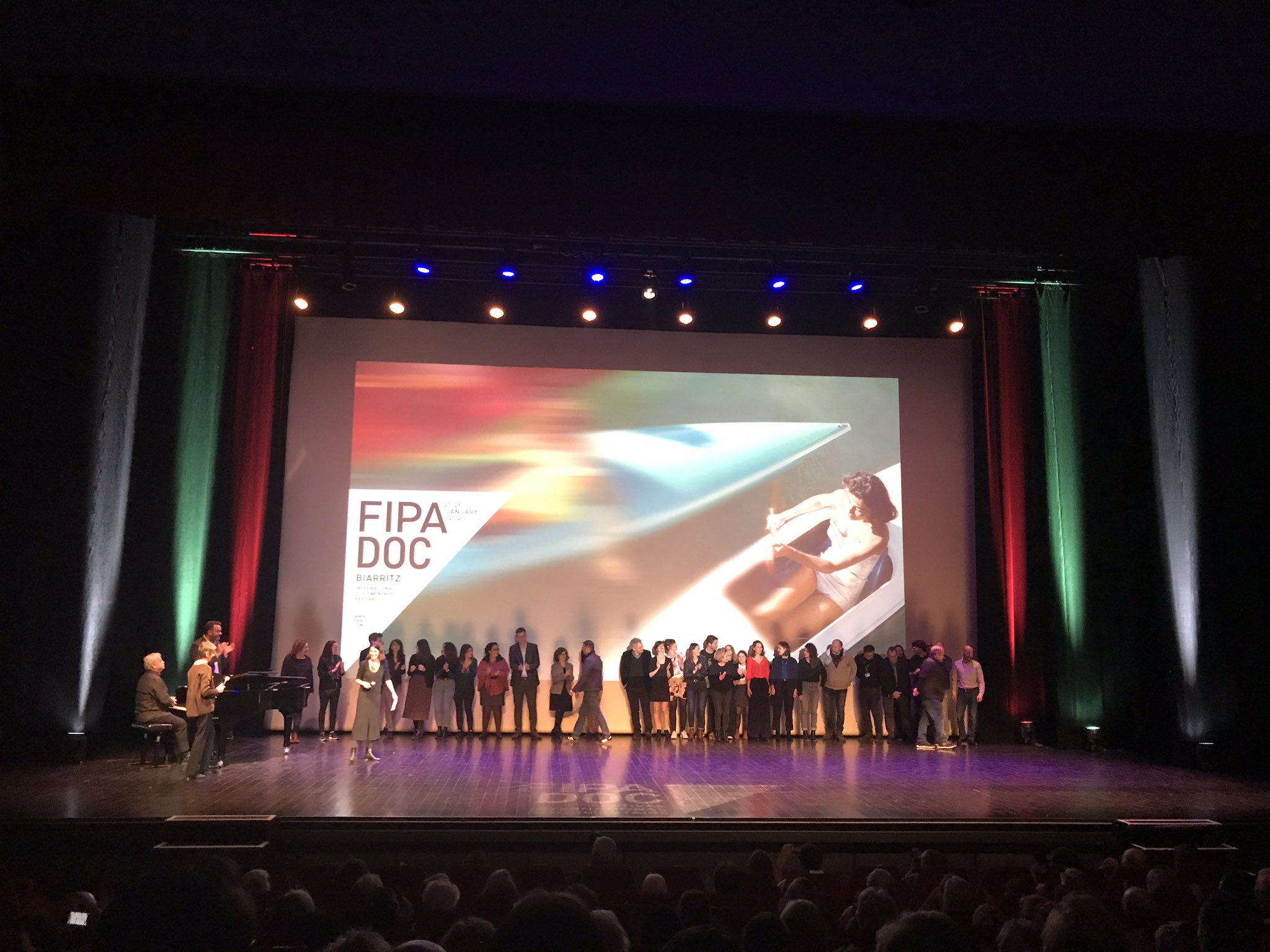 Affiche et salle de projection du festival FIPA à Biarritz