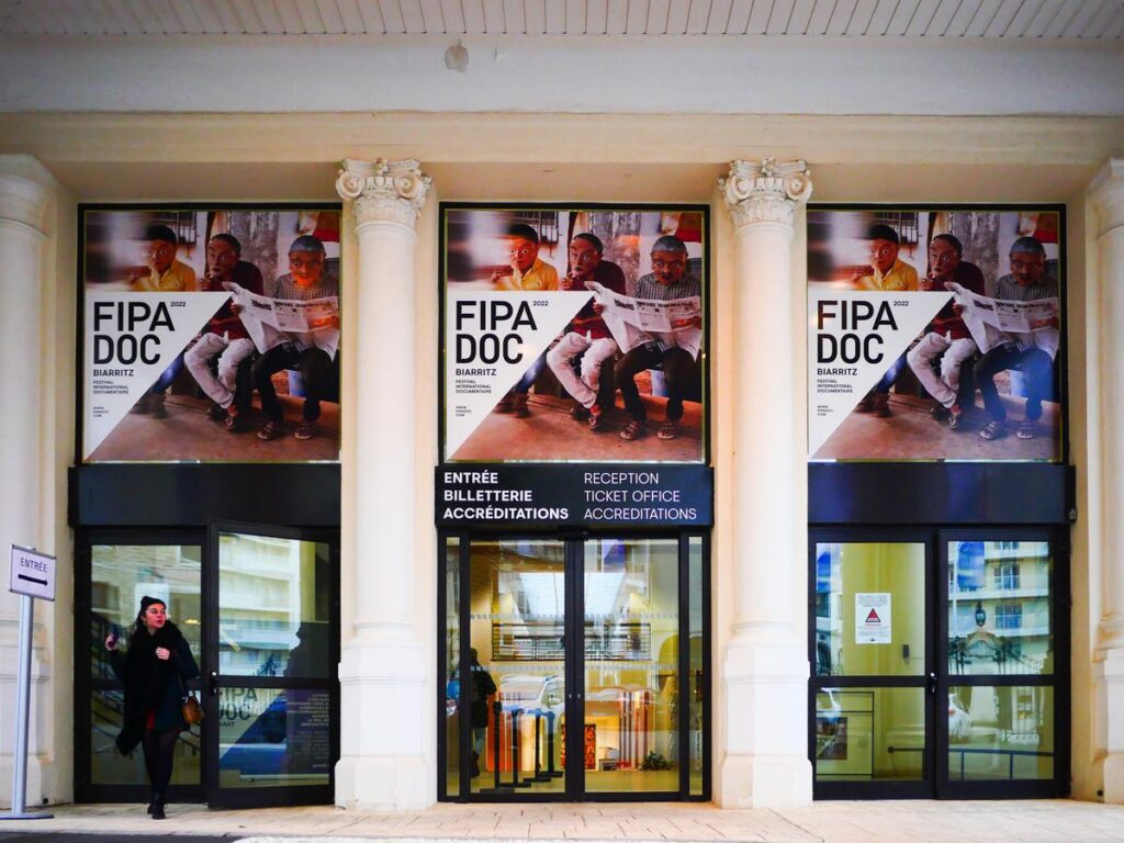 Festival FIPA à Biarritz, projection et festivaliers face à l'océan