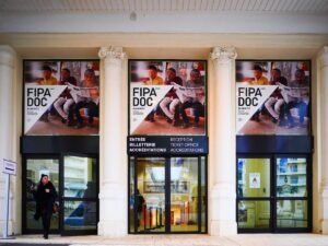 Festival FIPA à Biarritz, projection et festivaliers face à l'océan